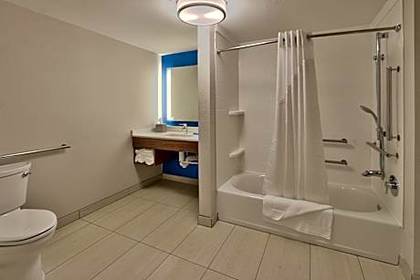 2 Queen Beds Suite Mobil Accessible Tub