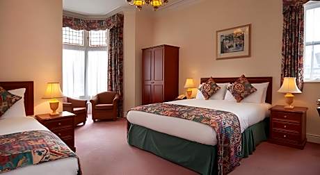 Family Room (2 Adults + 1 Child)