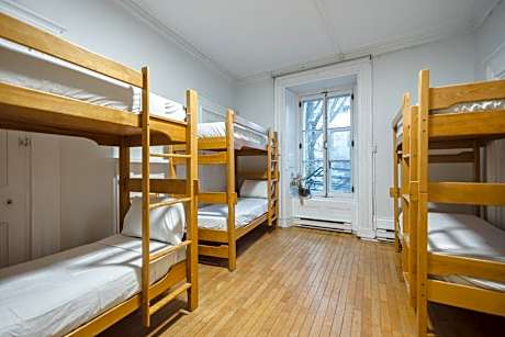 Bed in 6-Bed in a Mixed Dormitory Room (102)