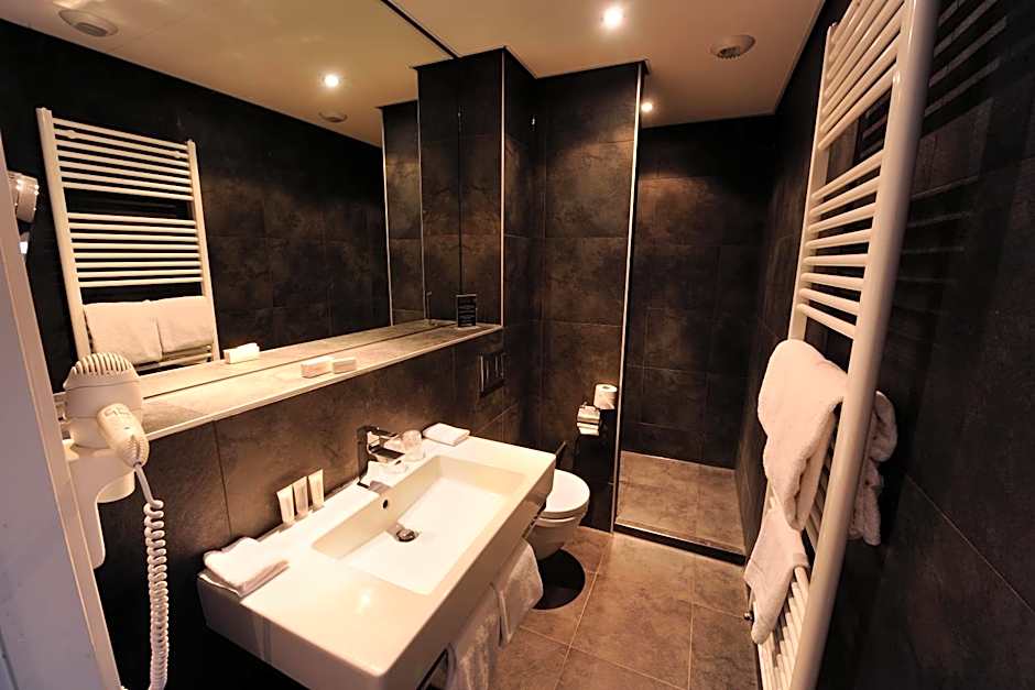 Post-Plaza Hotel & Grand Café