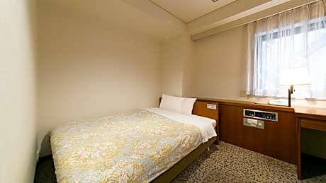 Spacious bed smoking semi-double room SW