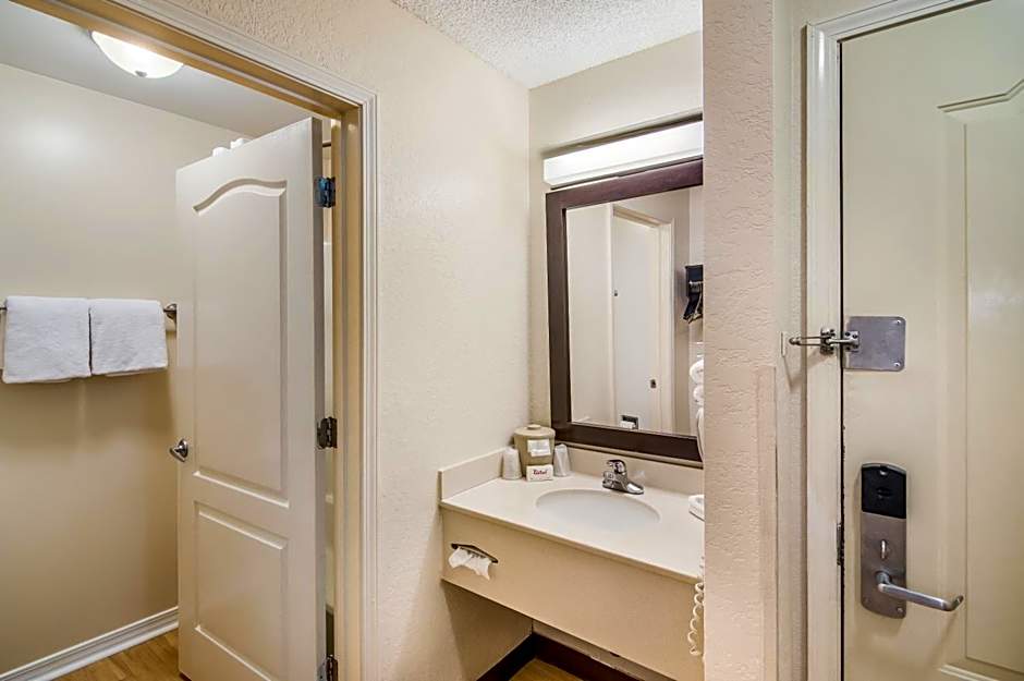 Red Roof Inn & Suites Pensacola East - Milton