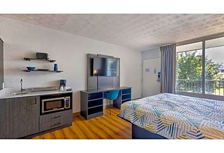 1 King Bed | Mobil Acc RI Shwr Nsmk Kitchen