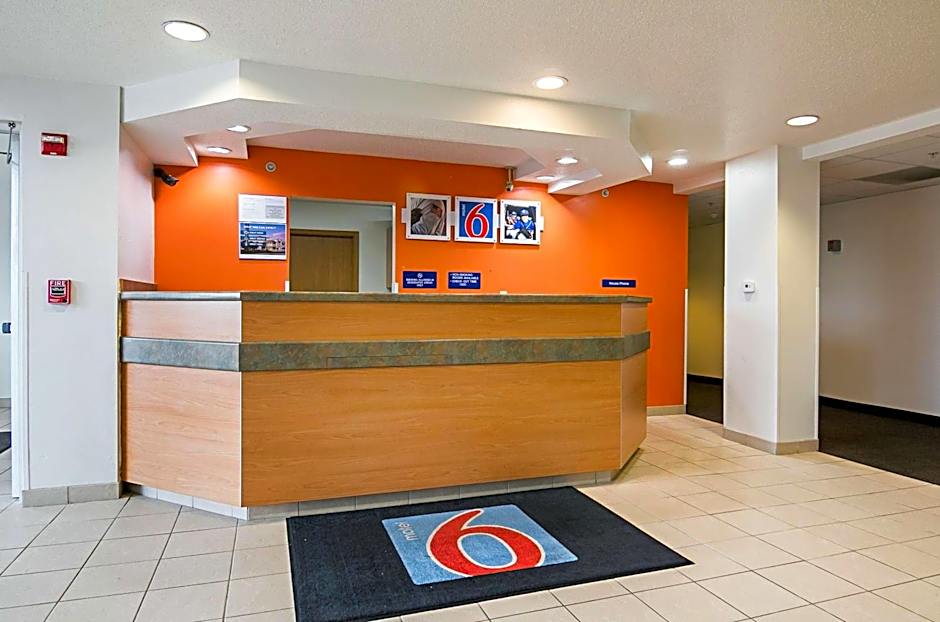 Motel 6-Sycamore, IL