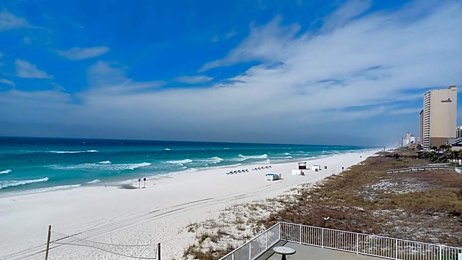 ON THE BEACH! COUPLES GETAWAY,HONEYMOON SWEET, Perfectly Cozy Beach Front Condo, full kitchen, pool, free parking,CHECK-IN AT DOOR