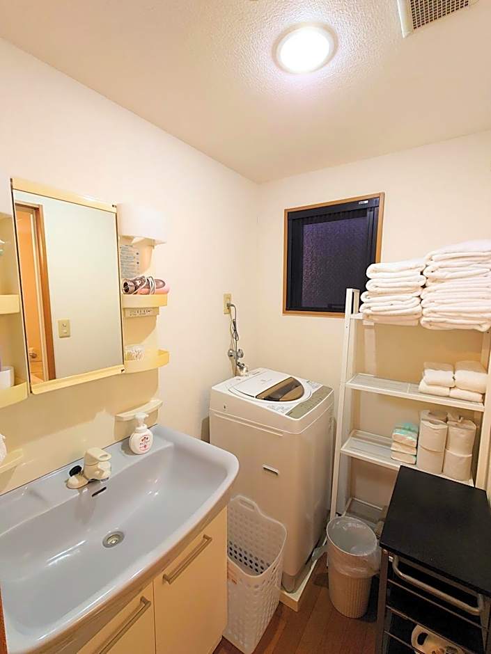 honeys guest house elevator , wash machine, huge closet space, private bathroom, walk to skytree in 10 minutes