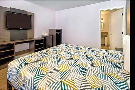 1 Queen Bed | Smoking, Mini Fridge