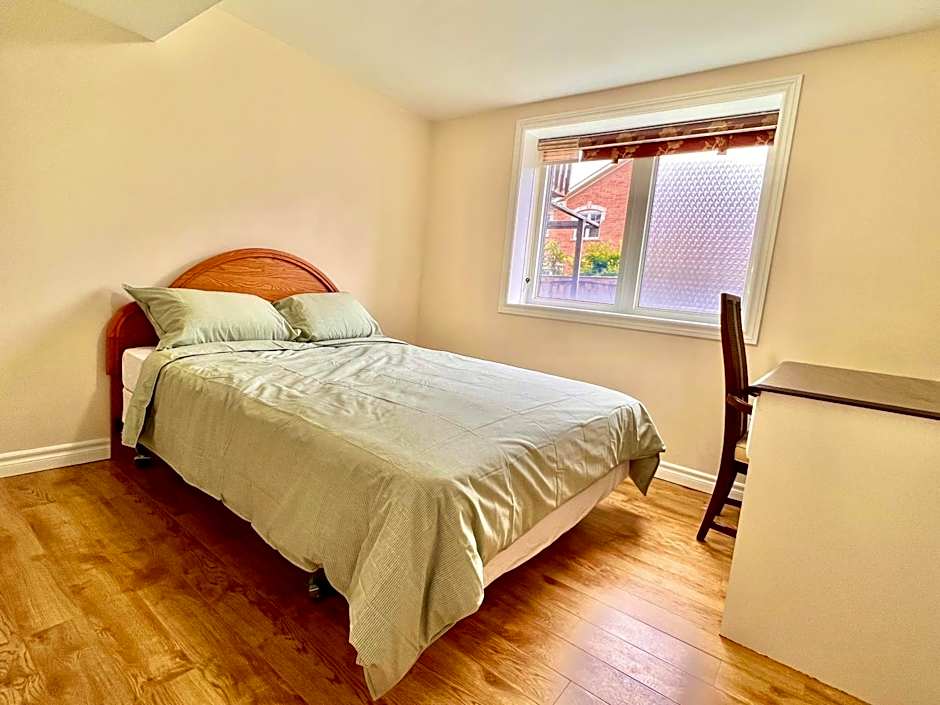 Cozy Home in Richmond Hill with Free Parking