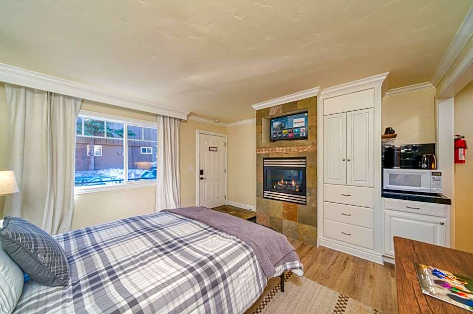 Moose and Maple Lodge