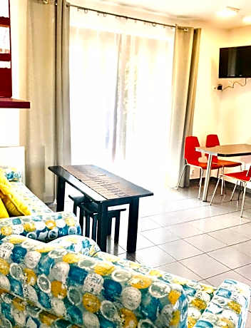 Bungalow (8 Adults)