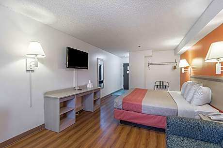 1 King Bed | Non-Smoking, Micfridge