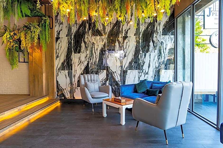 J Place Hotel