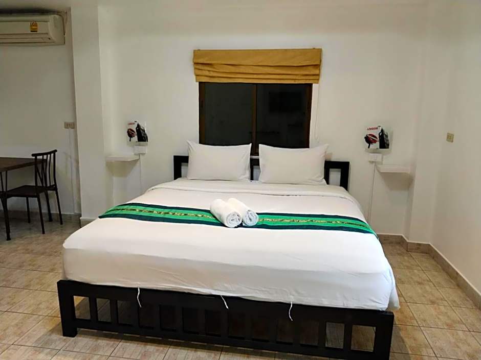 Phratamnak Inn - 100 meter from Beach