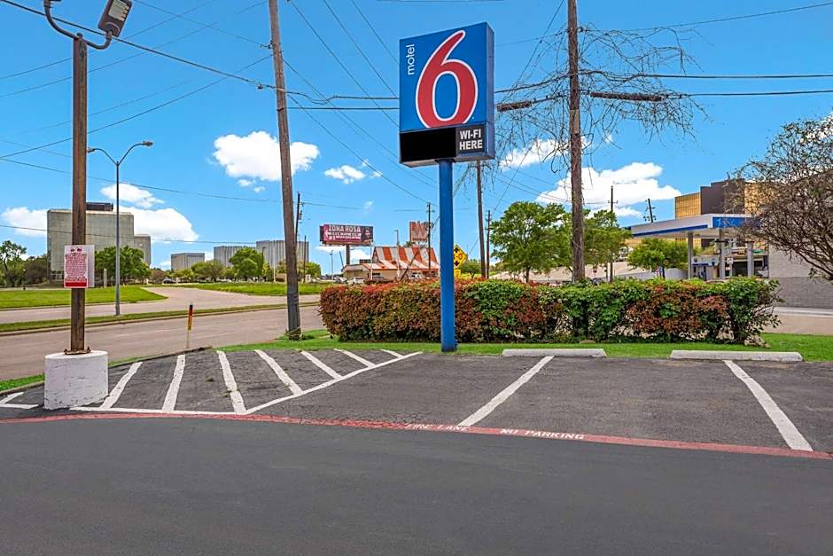 Motel 6 Dallas Market Center