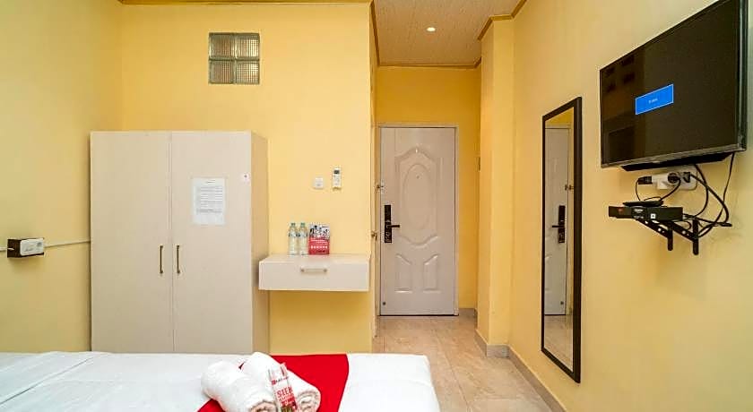 RedDoorz Plus Syariah near Pasar Turi