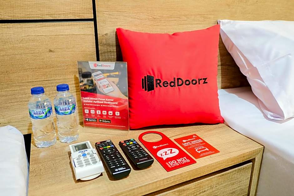 RedDoorz near Trans Studio Mall Cibubur 3