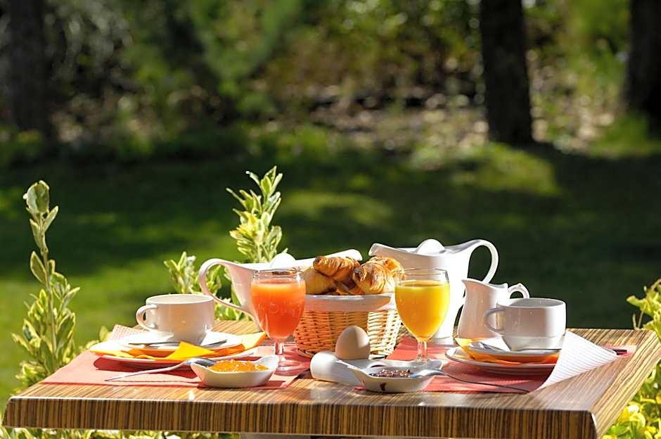 Logis Hôtel La Bastide De Grignan & Restaurant "La Chênaie"