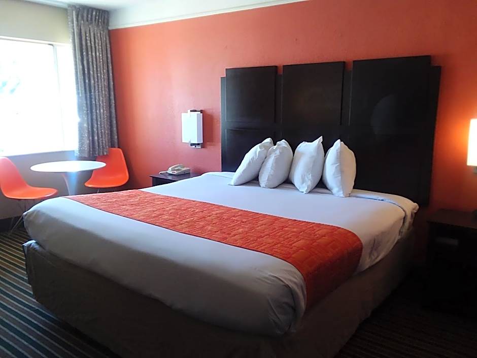 Howard Johnson by Wyndham Historic Lake Charles