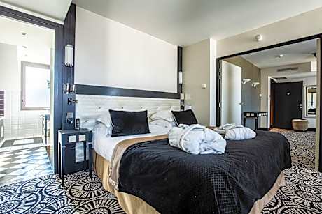 Deluxe Suite with Spa Bath