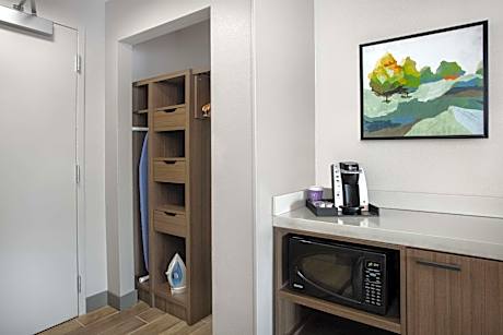 King Room with Roll-In Shower - Mobility Access