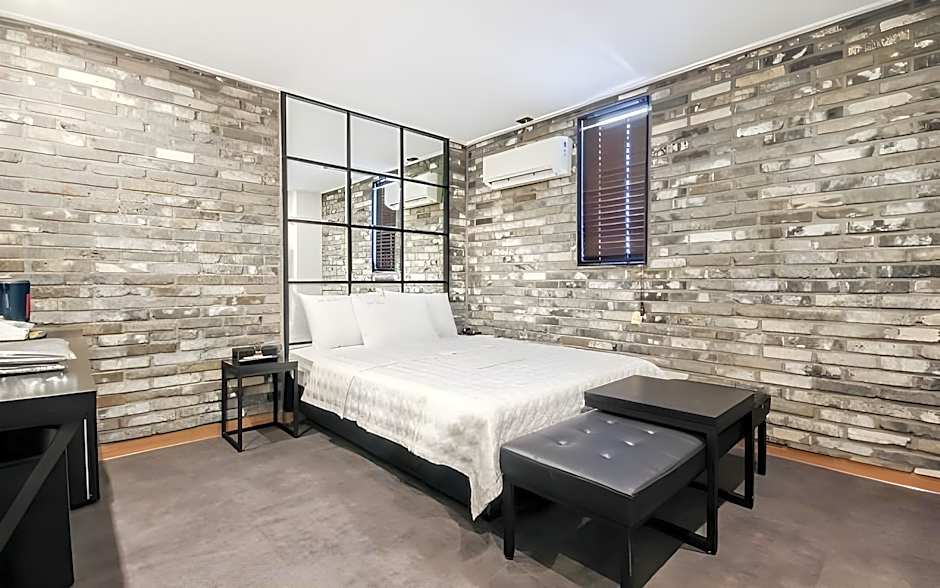 B&F Hotel