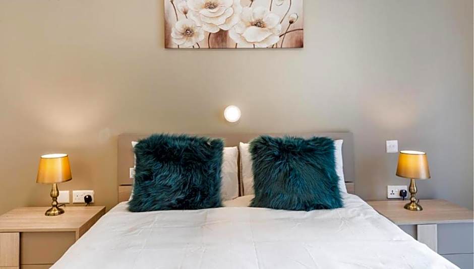 Spacious 2BR Apartment with Terrace - by HostMT