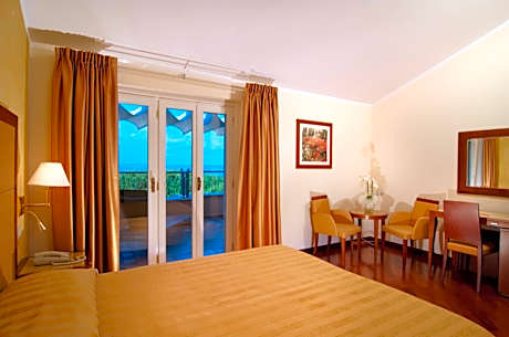 Family Room with Terrace and Sea View