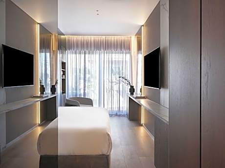 Deluxe King Room with Balcony