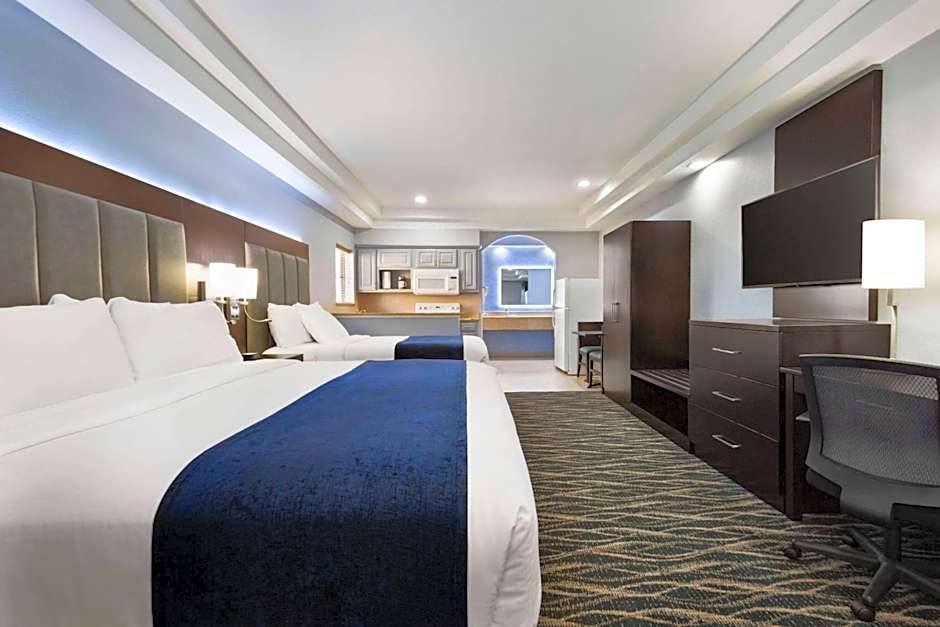 Days Inn & Suites by Wyndham Houston Hobby Airport