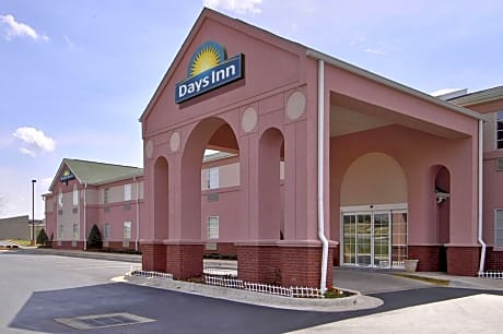 Days Inn & Suites by Wyndham Huntsville