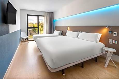 Family Room (2 Adults + 1 Child)