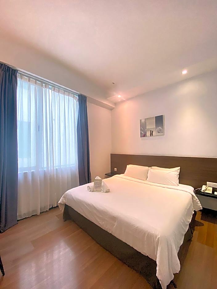Photo 1 of 18 of Standard 1 King Bed
