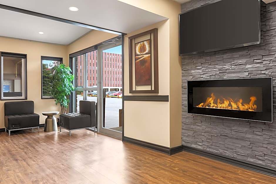 Days Inn & Suites by Wyndham Sault Ste. Marie ON
