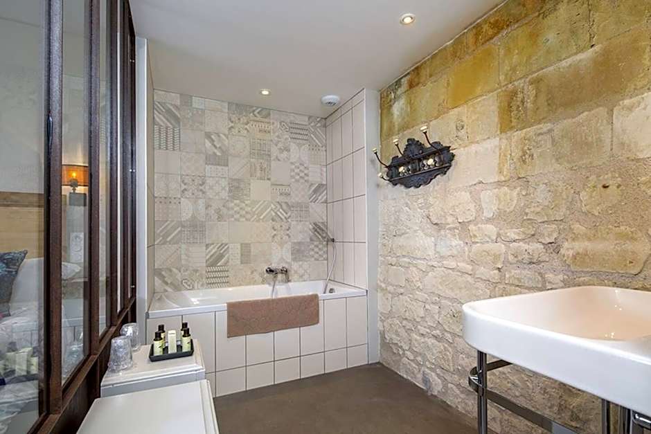 Le Chateau de Candes, sa Tour et ses Suites.