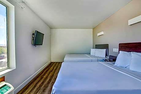 2 QUEEN BEDS | SMOKING