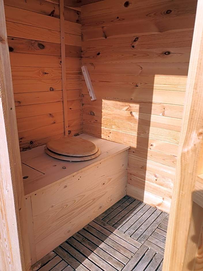 Locations insolites "vie en plein air" cabane et tipi Bastide Bellugue maison d'hôtes reseau Bienvenue à la ferme à 3 mn de lourmarin