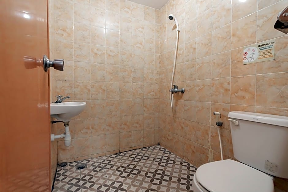 RedDoorz Syariah @ Afifah Guest House near Bikasoga Sport Center