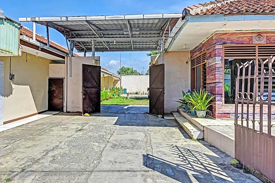 OYO 90443 Hotel New Kartika In