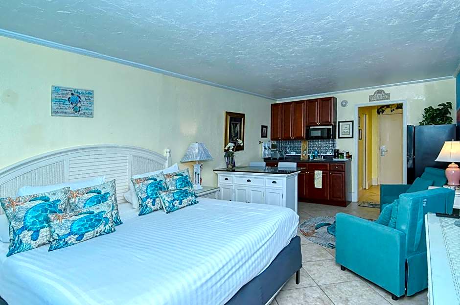 Waterfront Room, Heated Pool, Tiki Bar & Grill