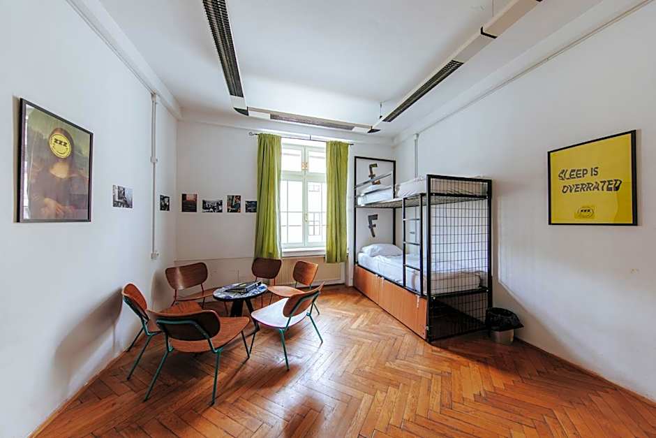 Party Hostel Zzz