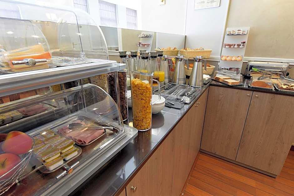 Alyss Saphir Cambronne Eiffel