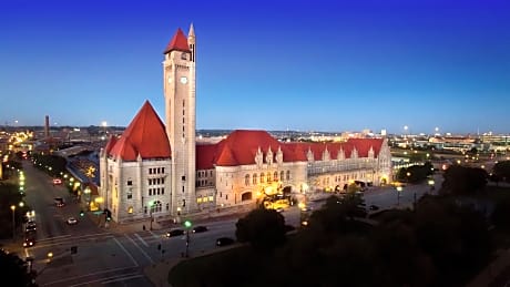 St. Louis Union Station Hotel, Curio Collection by Hilton