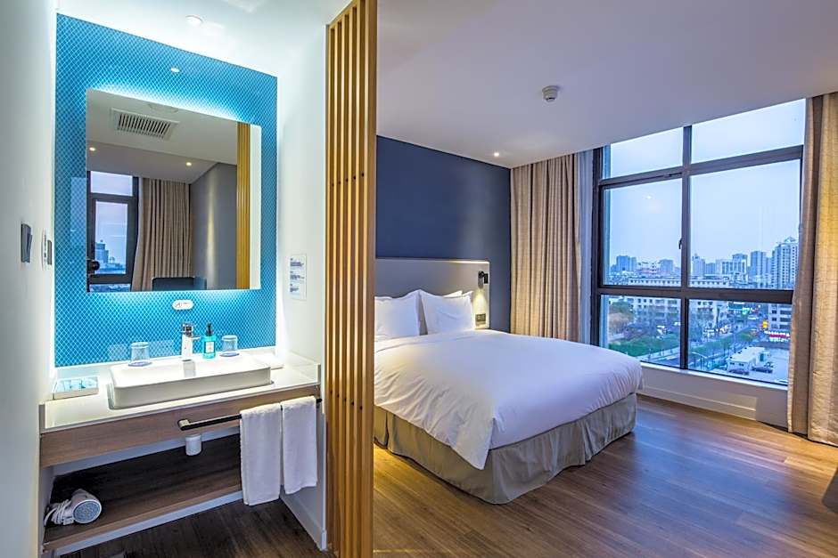 Holiday Inn Express Haining City Center, an IHG Hotel