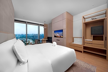 Deluxe King Room -River View  1 welcome fruit on the first day, 1 voucher for daily laundry cost of 100 RMB (non-cumulative), 1 voucher for 300 RMB for Health Center, 1 voucher for playing 1000㎡children's playground, 1 single cocktail