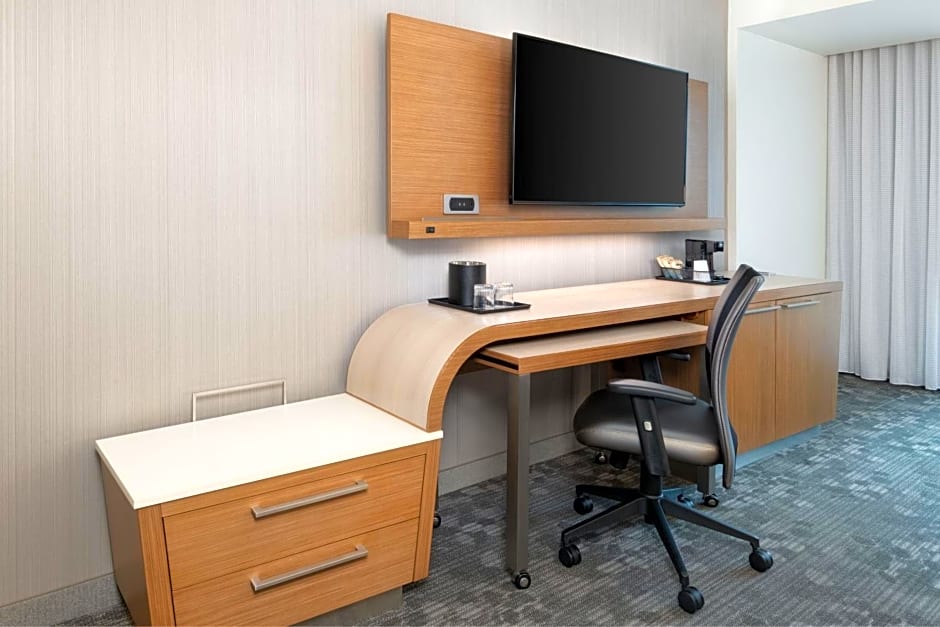 Courtyard by Marriott Atlanta Alpharetta/Avalon Area