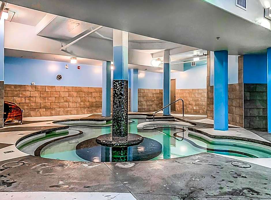 Elevated Penthouse - Pool, Hot Tub & Relaxing Atmosphere!