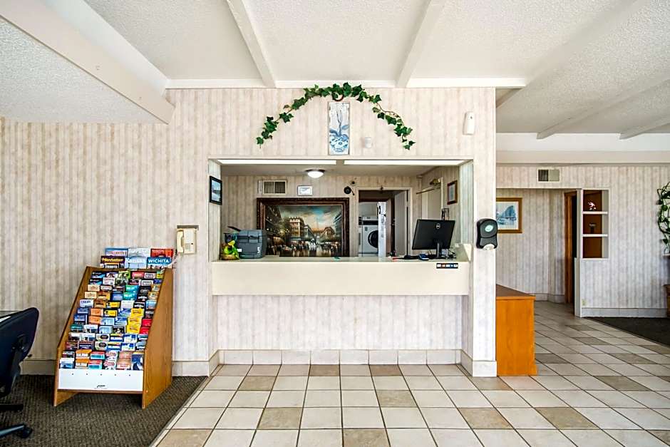 OYO Hotel Hutchinson KS West 4th Ave