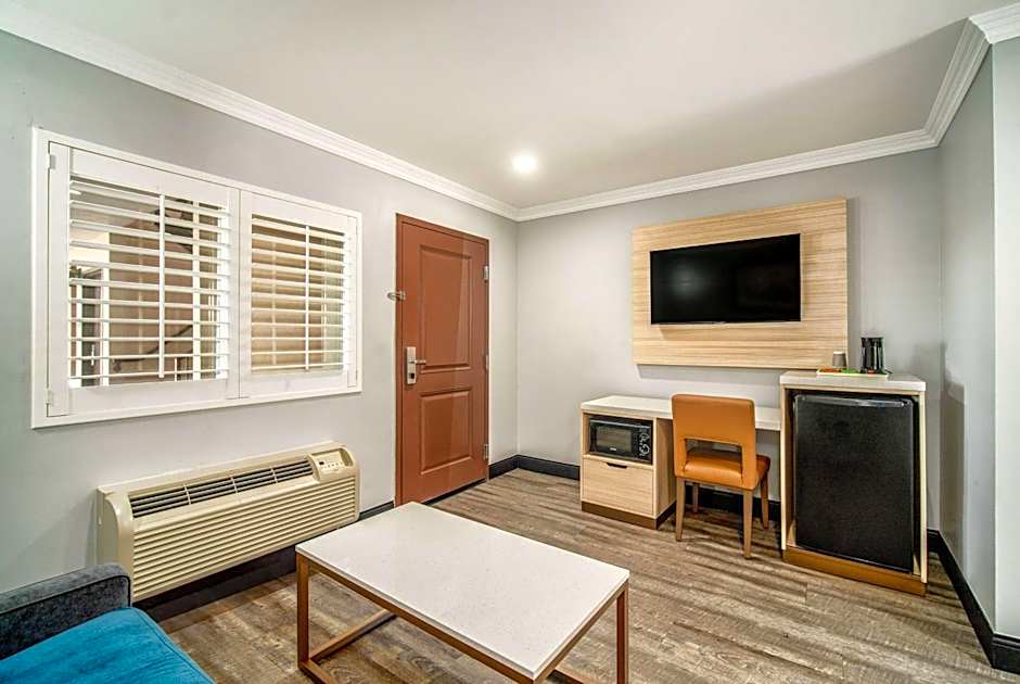 Photo 1 of 6 of 1 Queen Bed Suite