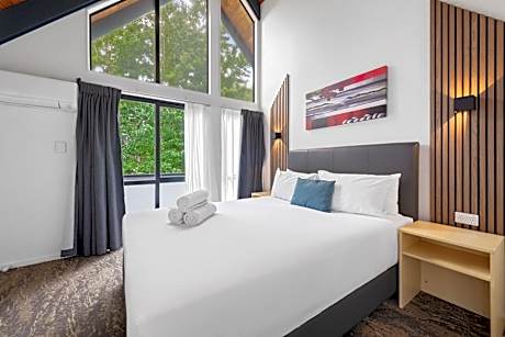 Premium Two Bedroom Apartment with Spa Pool