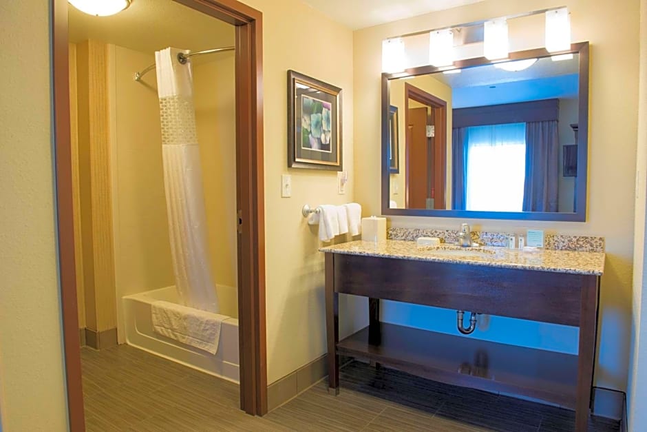 Hampton Inn By Hilton & Suites Bismarck Northwest